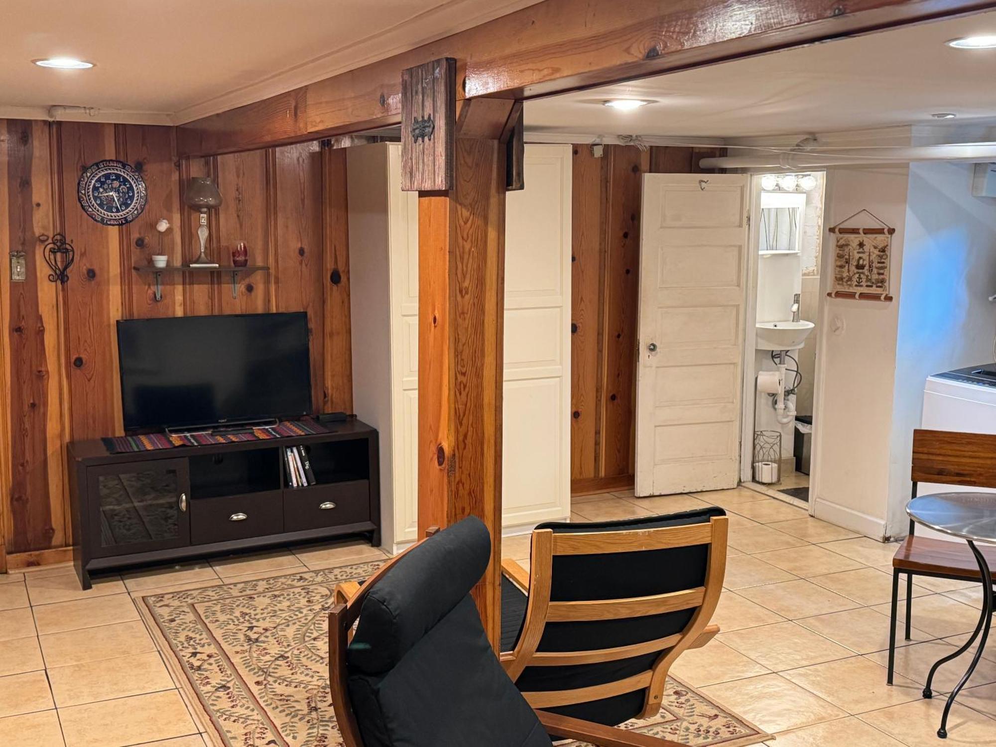 First Floor One Bedroom Apartment With Full Kitchen & Bath Washington Esterno foto